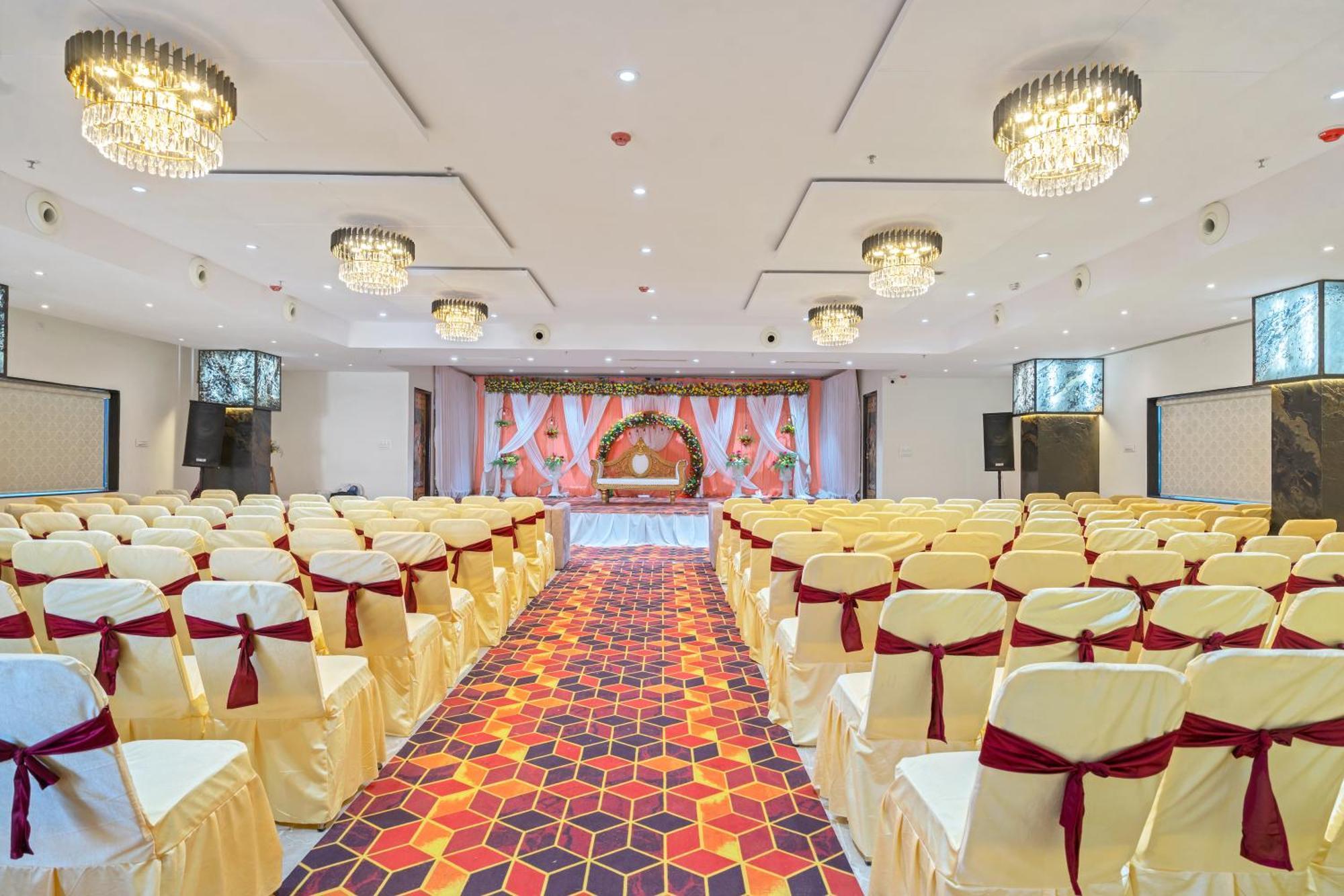 Hotel Sky Land Khammam エクステリア 写真