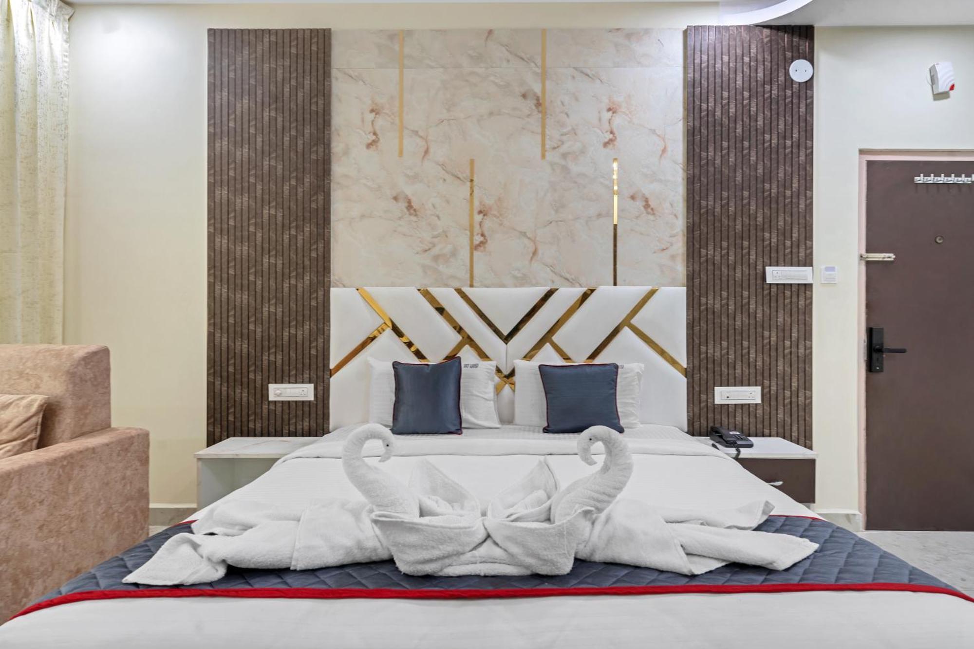 Hotel Sky Land Khammam エクステリア 写真