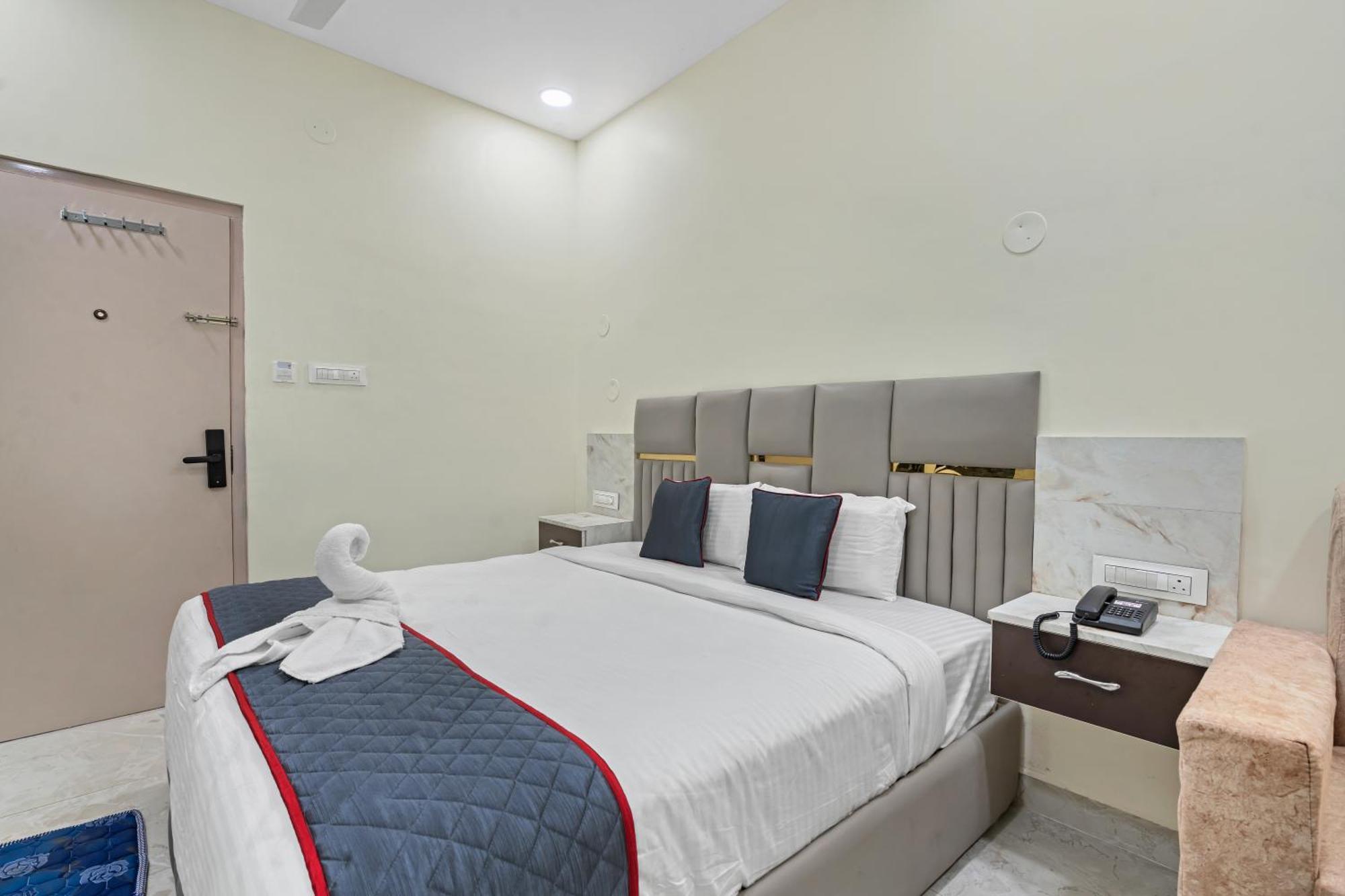 Hotel Sky Land Khammam エクステリア 写真